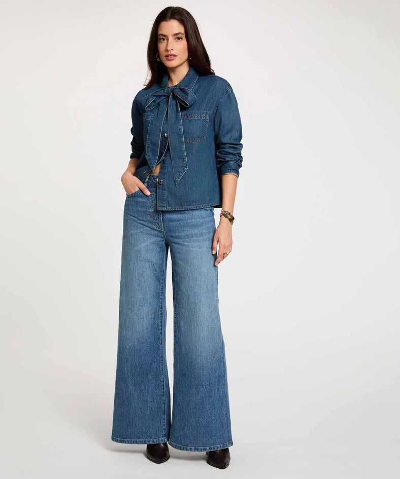 Chemise droite en jean denim stone MORGAN avec col lavallière noué portée de face avec un jean large et des bottines à talon
