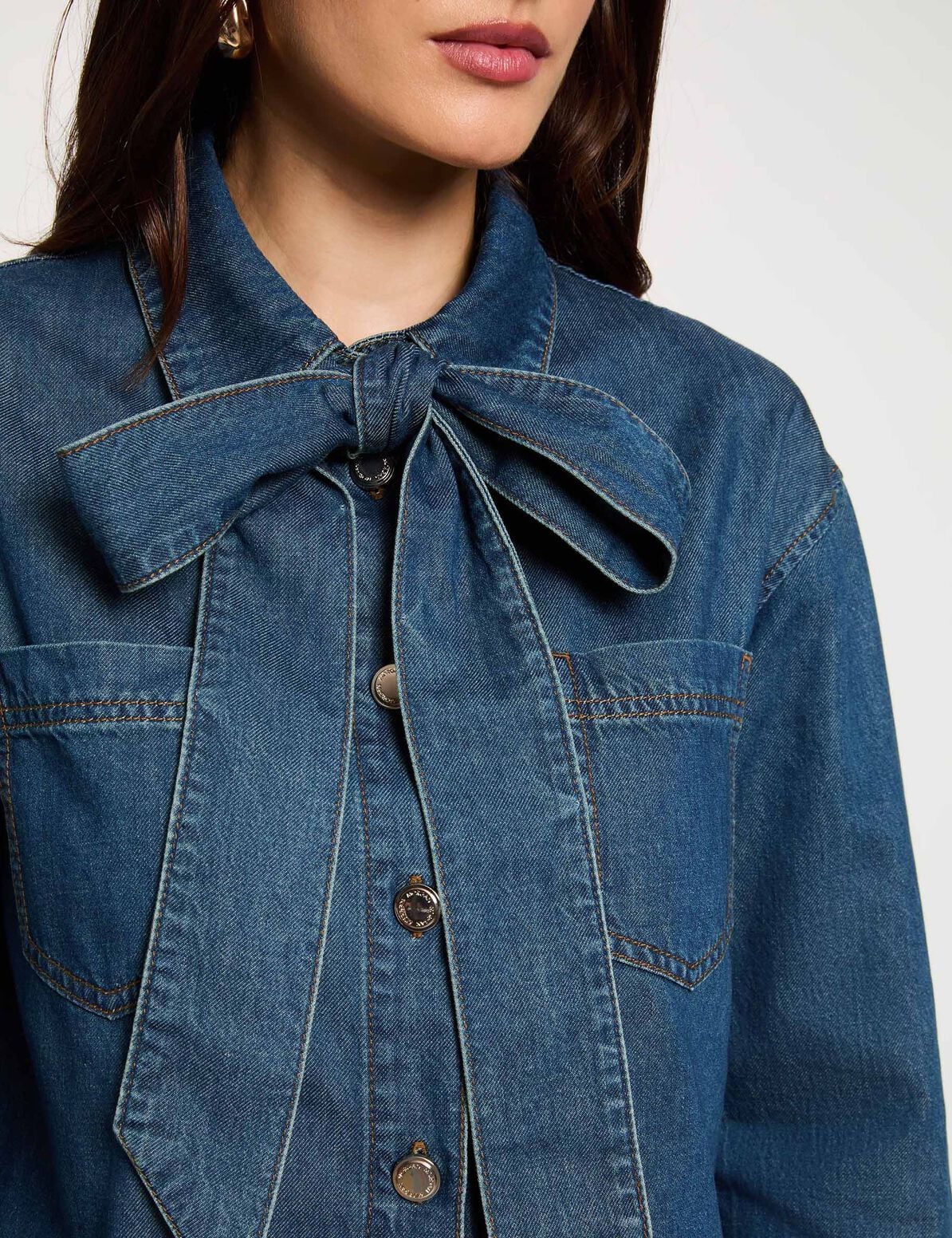 Zoom sur le nœud lavallière et les boutons de la chemise en jean bleu MORGAN