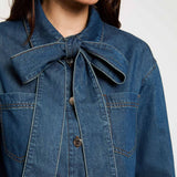 Zoom sur le nœud lavallière et les boutons de la chemise en jean bleu MORGAN