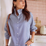 Chemise Azilis avec un pantalon blanc et accessoires marron 