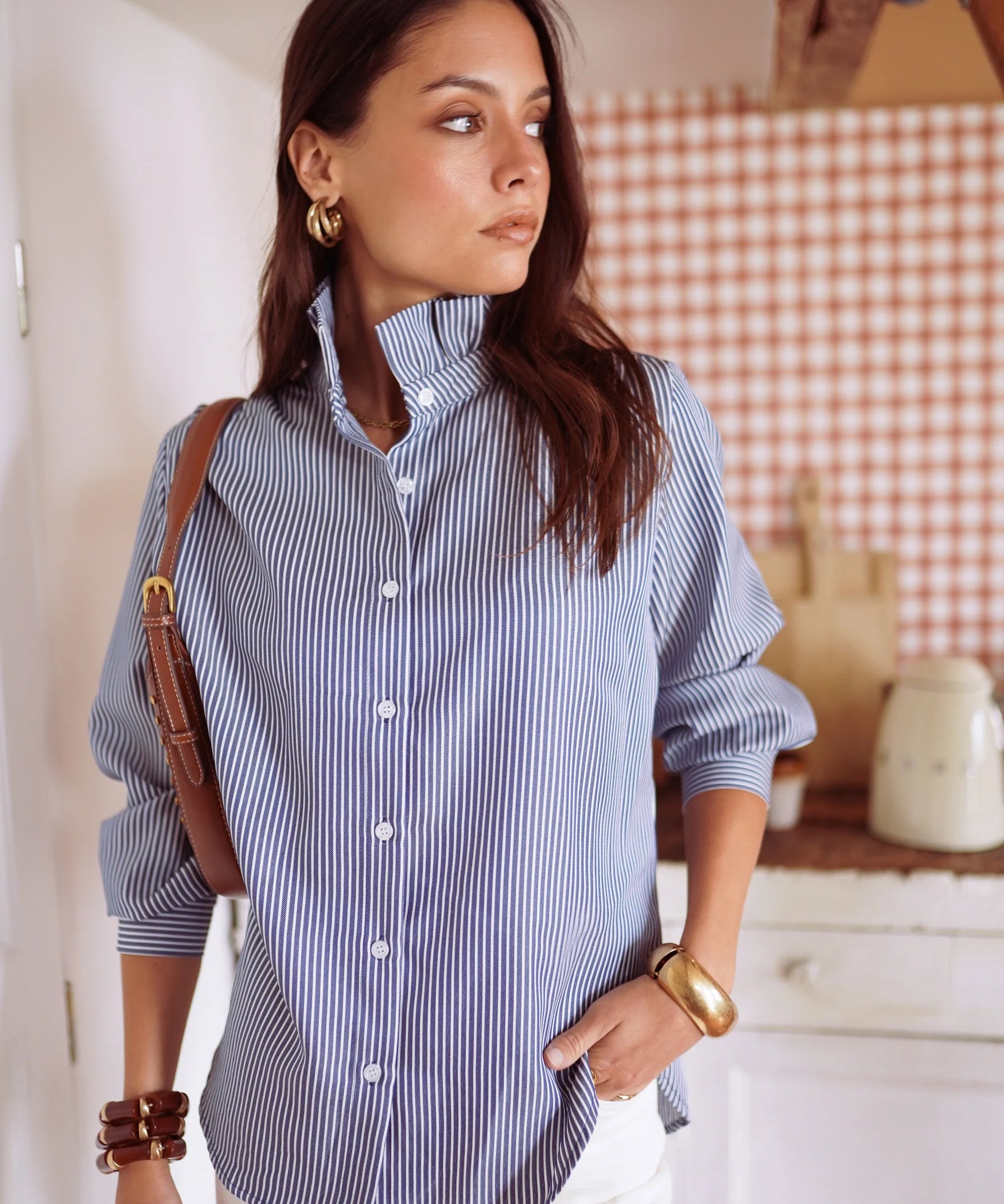 Chemise Azilis avec un pantalon blanc et accessoires marron 