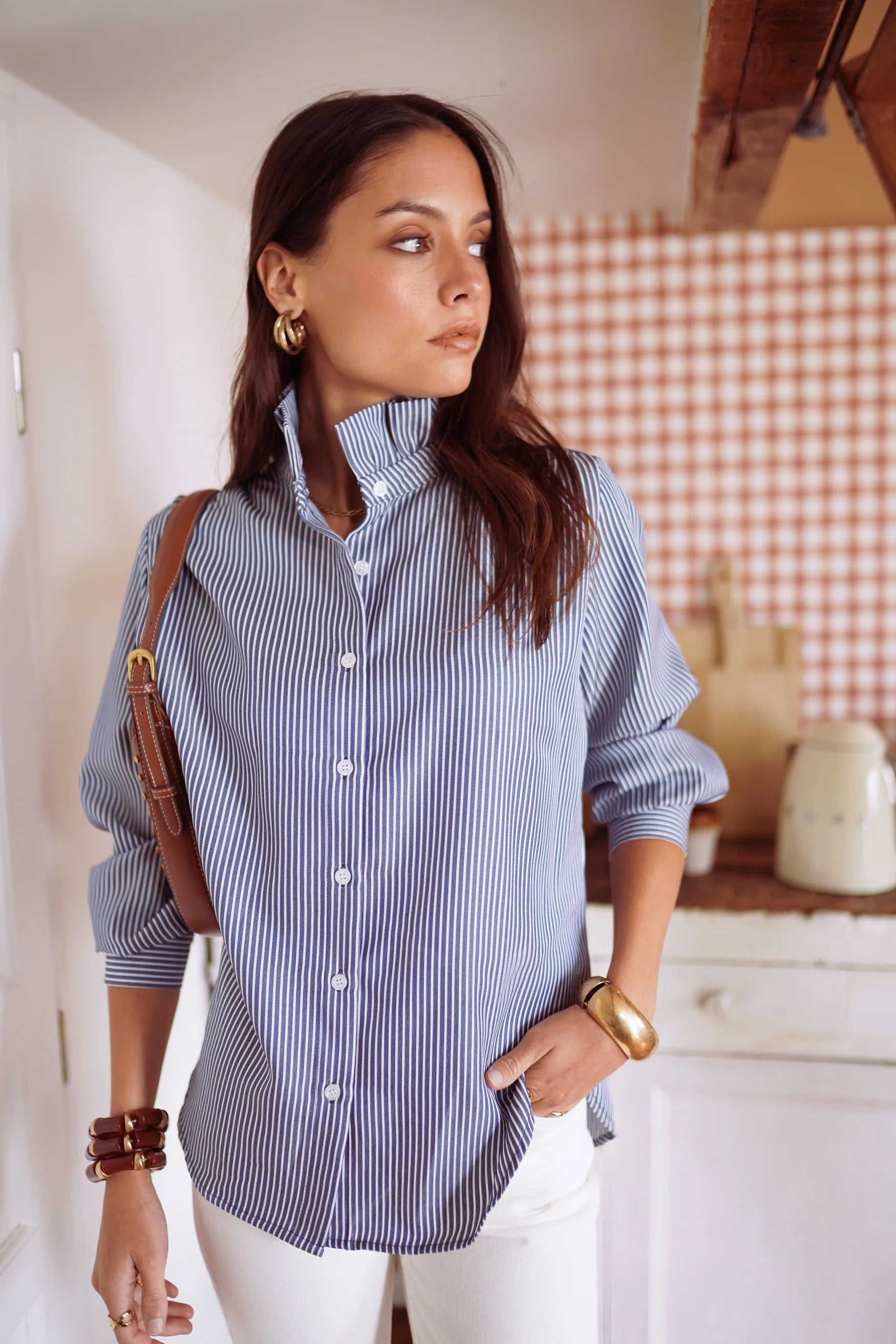Chemise Azilis avec un pantalon blanc et accessoires marron 