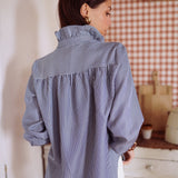 Chemise Azilis avec un pantalon blanc vue de dos