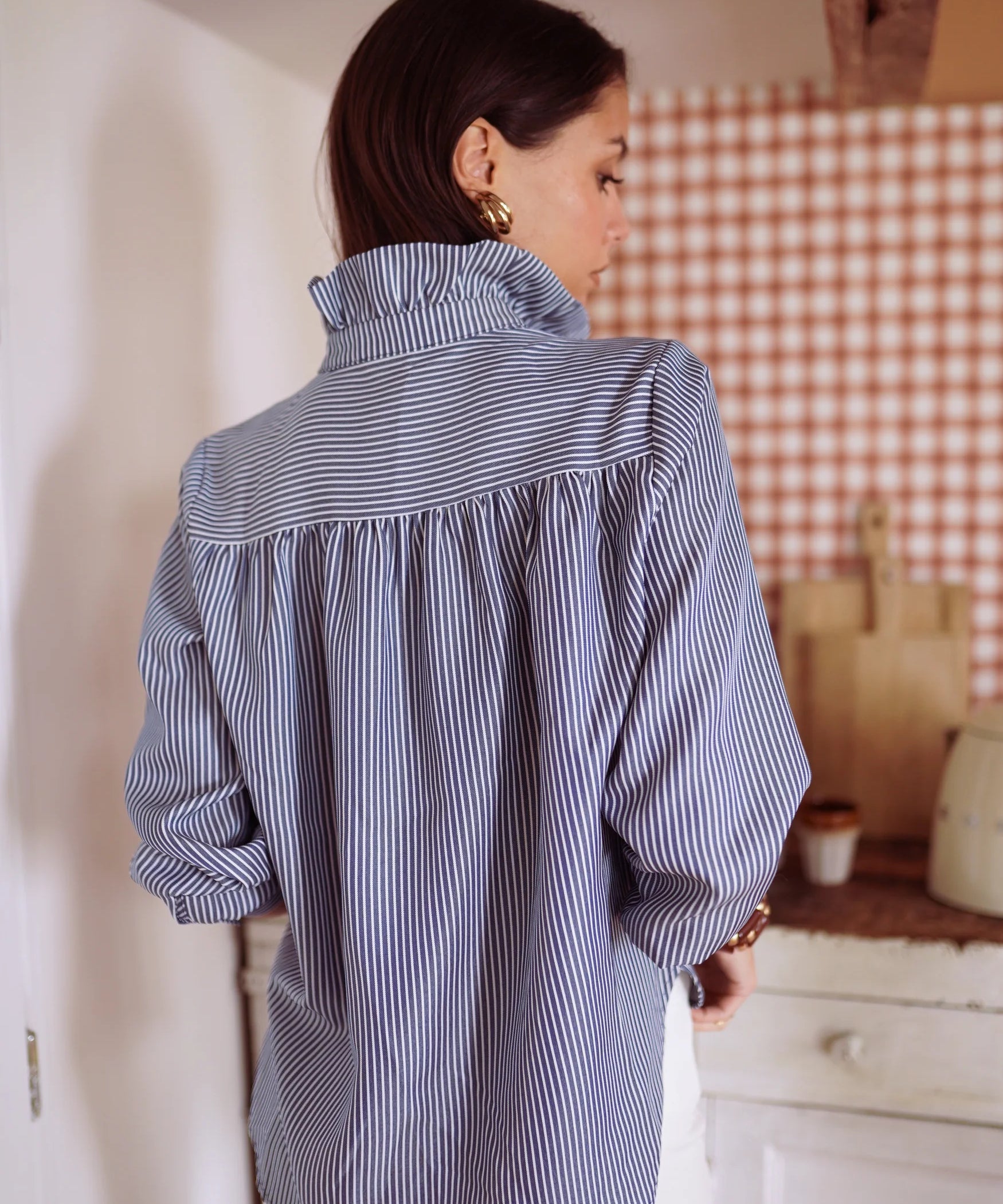 Chemise Azilis avec un pantalon blanc vue de dos