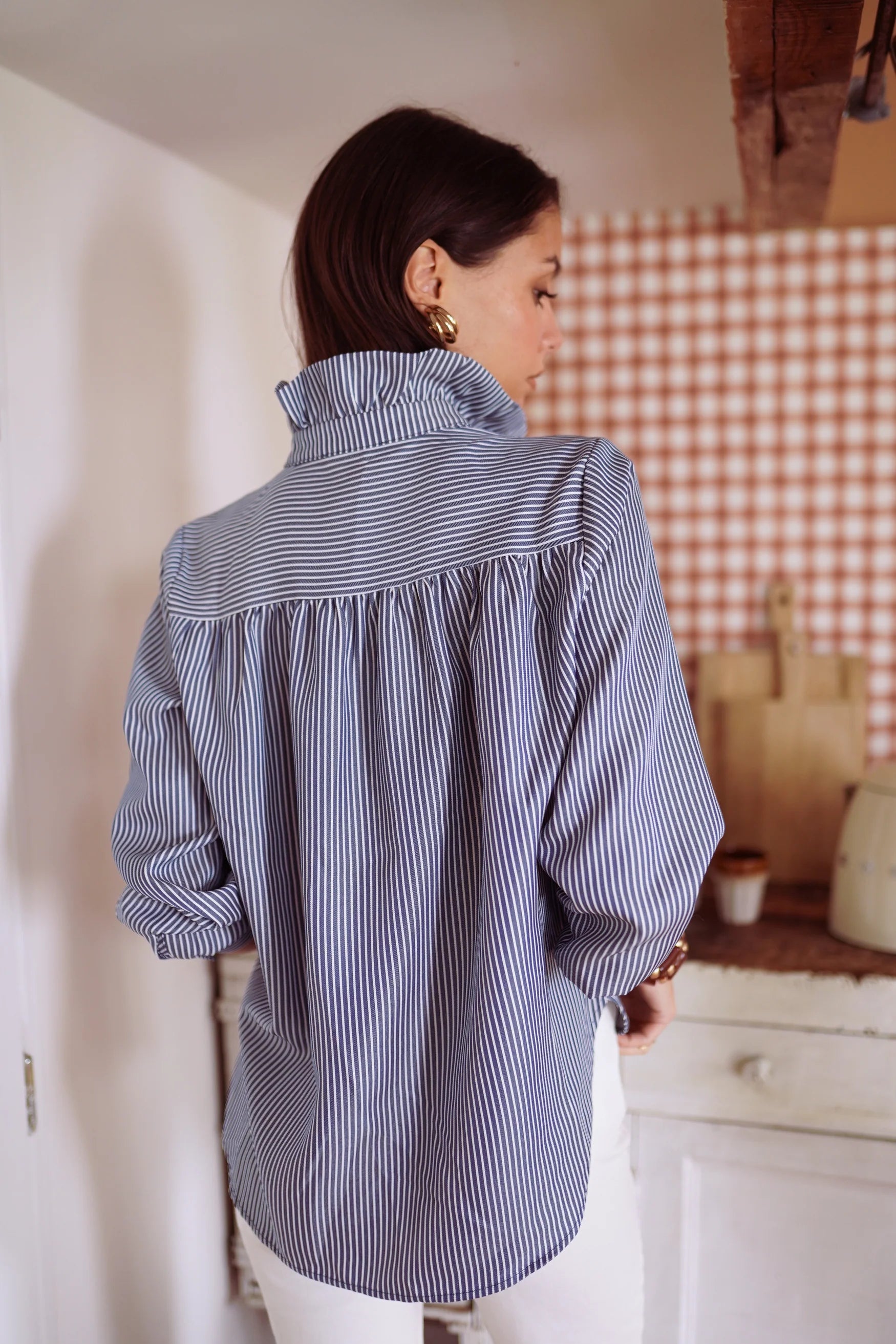Chemise Azilis avec un pantalon blanc vue de dos