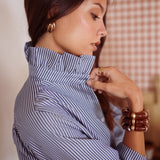 Chemise Azilis avec le détail col montant volanté