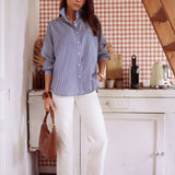 Chemise Azilis avec un pantalon blanc et accessoires marron et des mocassins marron