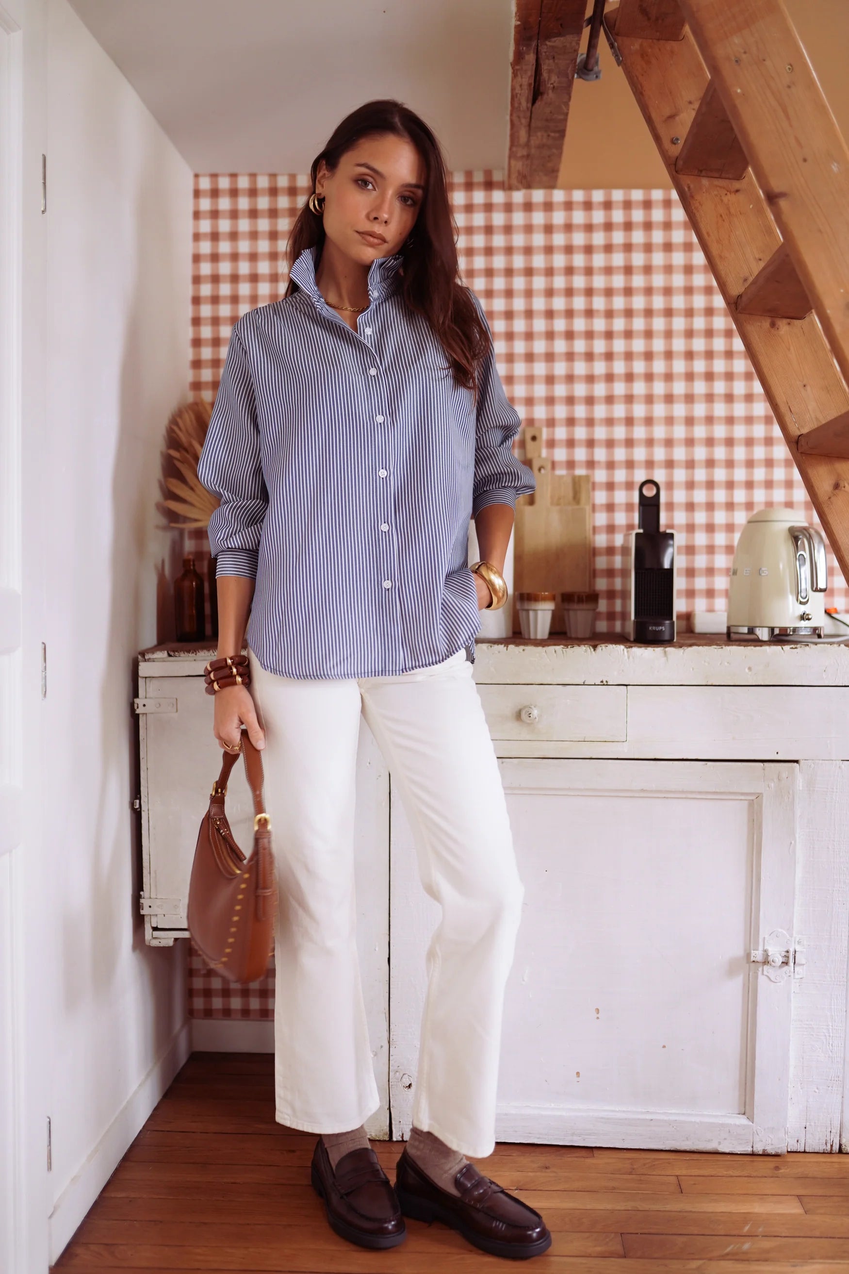 Chemise Azilis avec un pantalon blanc et accessoires marron et des mocassins marron