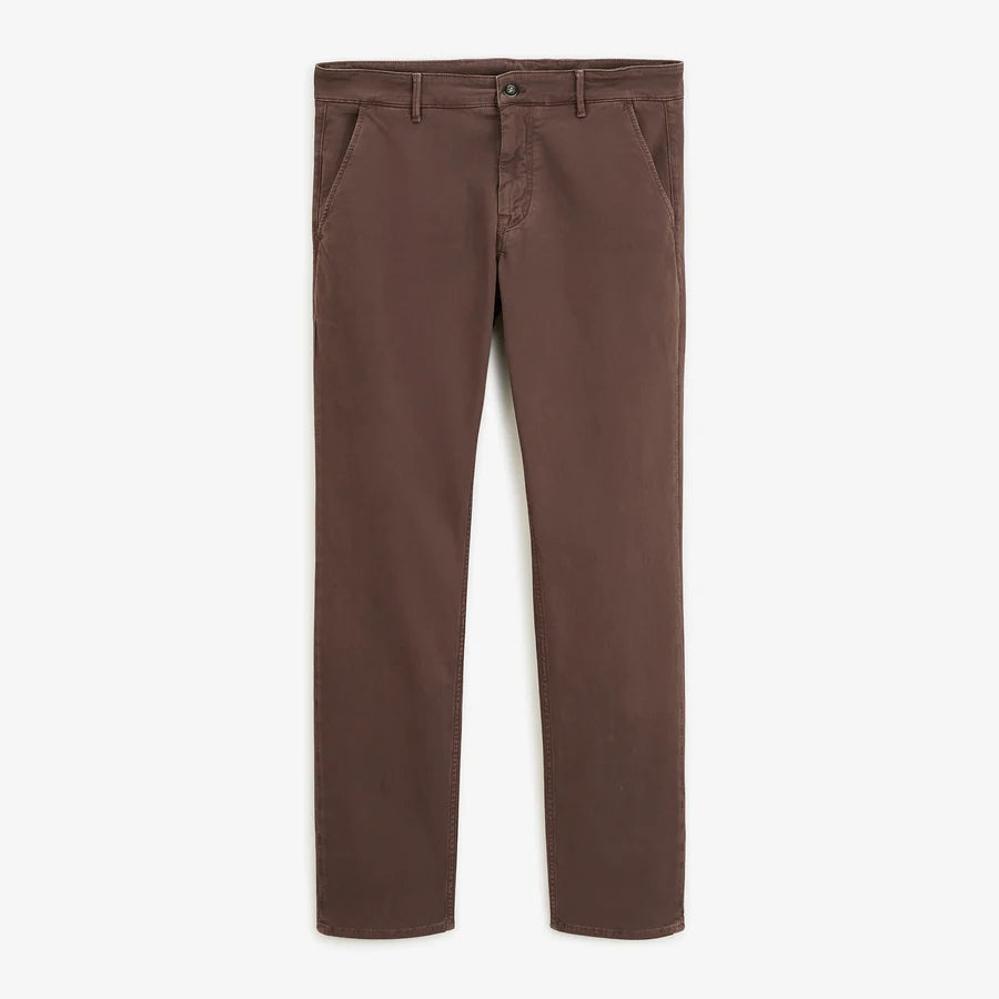 Visuel à plat de face du pantalon chino en coton stretch marron brownie SERGE BLANCO 702
