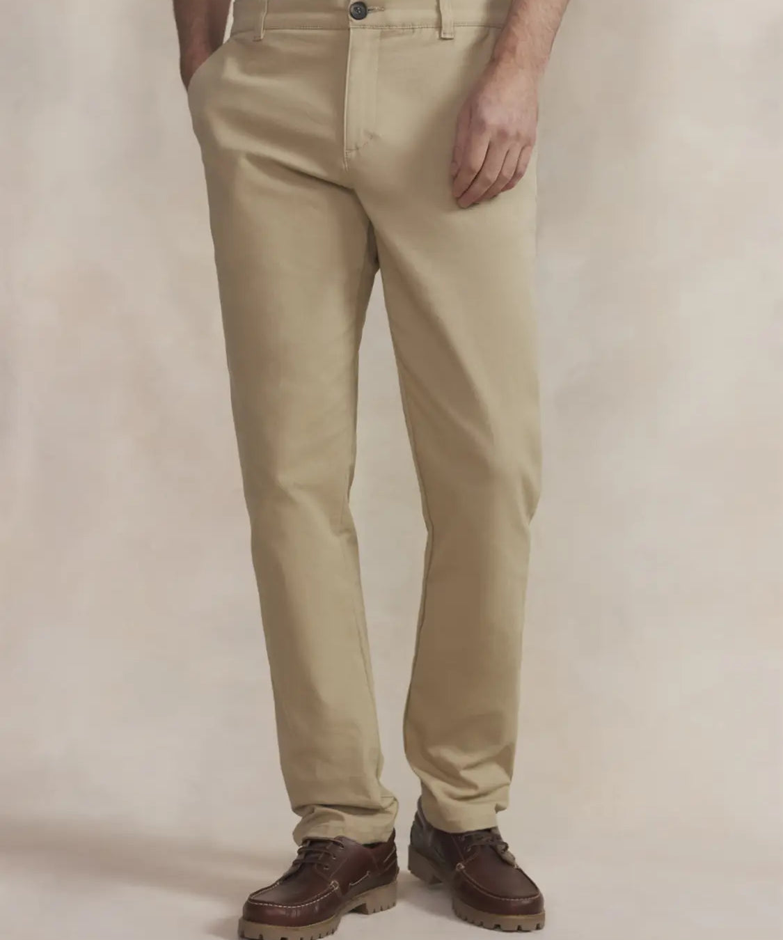 Pantalon chino beige pour homme TBS Pavlopan porté de face avec des chaussures en cuir