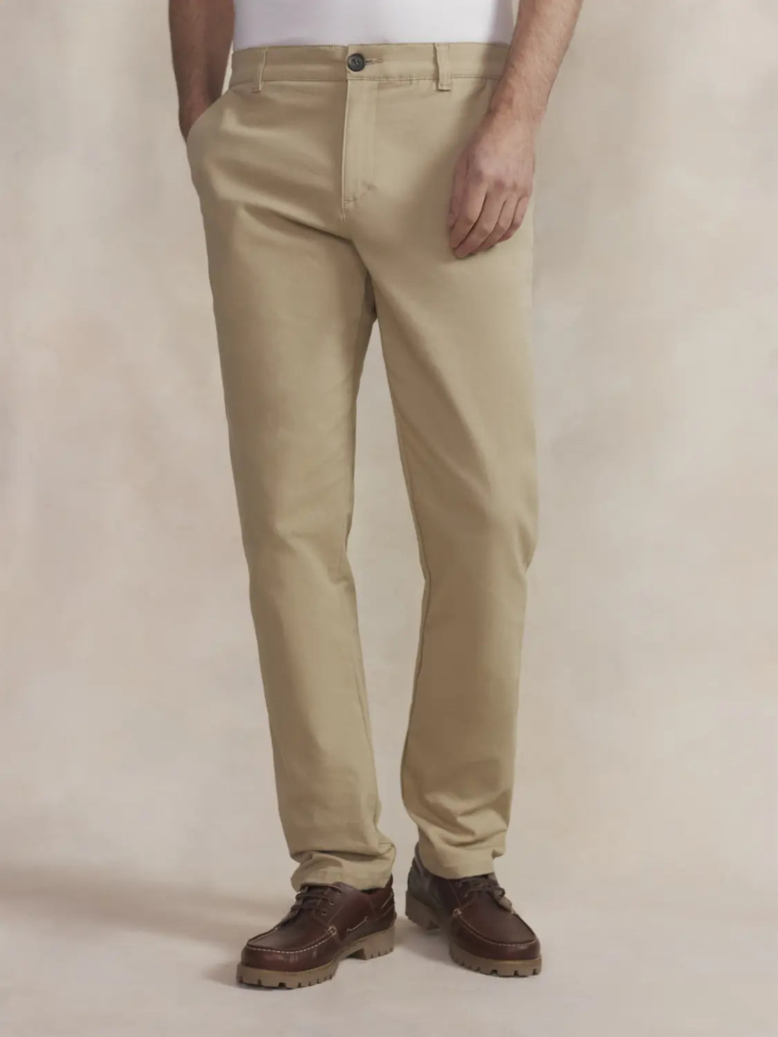 Pantalon chino beige pour homme TBS Pavlopan porté de face avec des chaussures en cuir