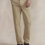 Pantalon chino beige pour homme TBS Pavlopan porté de face avec des chaussures en cuir