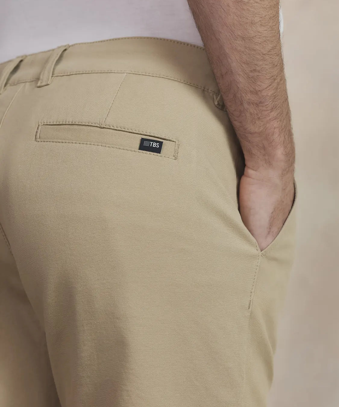Gros plan sur la poche arrière et la petite étiquette siglée du chino beige TBS Pavlopan