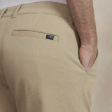Gros plan sur la poche arrière et la petite étiquette siglée du chino beige TBS Pavlopan