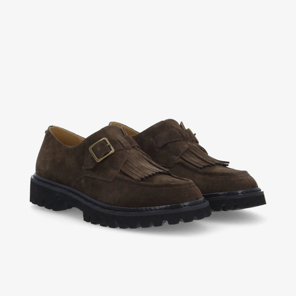Derbies en cuir velours marron SCHMOOVE Mysen Buckle avec franges et boucle métallique vues de trois-quarts avant