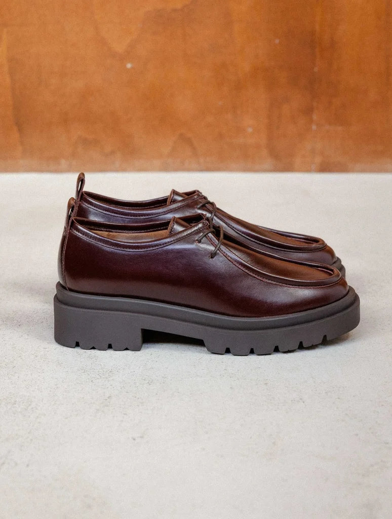 Visuel de profil des derbies à plateau en cuir glacé cabernet BOBBIES FEMME Noreen