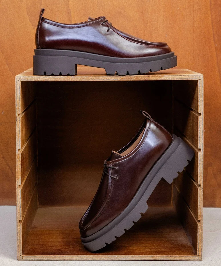 Vue des derbies bordeaux cabernet Noreen BOBBIES FEMME présentées dans un casier en bois