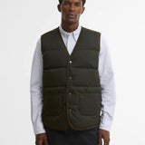 Mannequin portant le gilet matelassé sans manches Easthill sauge foncé BARBOUR HOMME sur une chemise à rayures