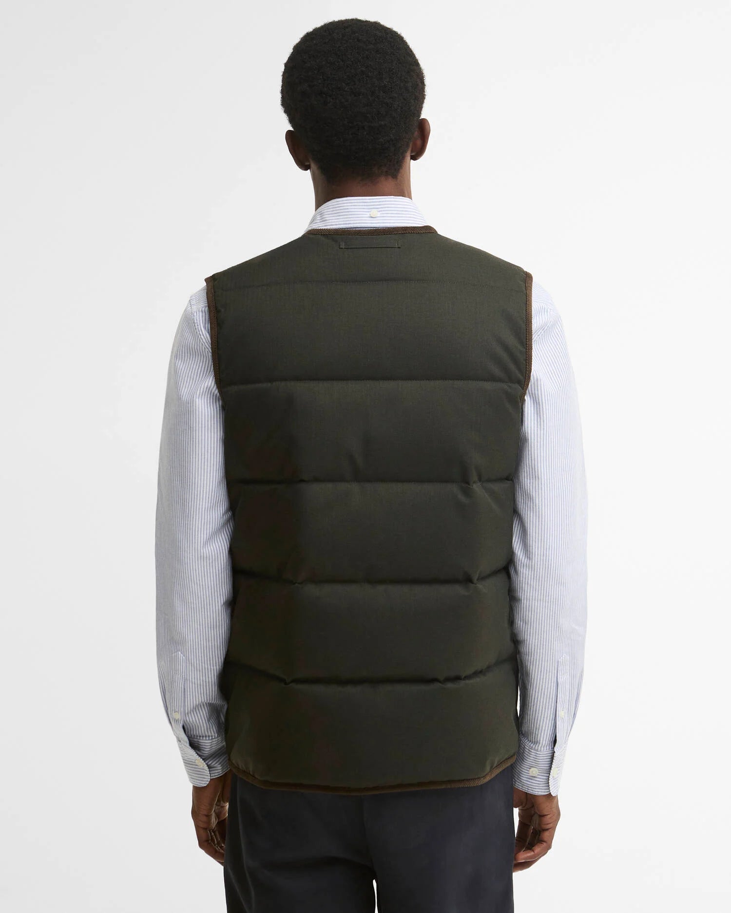 Vue de dos du gilet matelassé Easthill sauge foncé Barbour montrant le matelassage horizontal