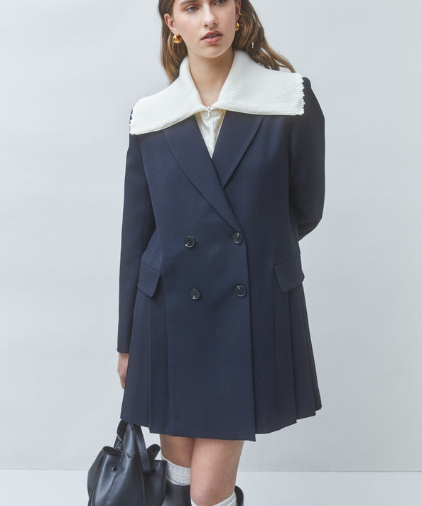 Écharpe plastron blanc cassé SUNCOO Azral portée sur un blazer bleu marine par un mannequin