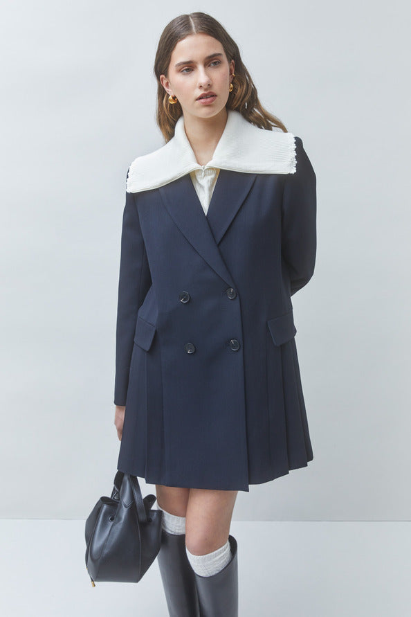 Écharpe plastron blanc cassé SUNCOO Azral portée sur un blazer bleu marine par un mannequin