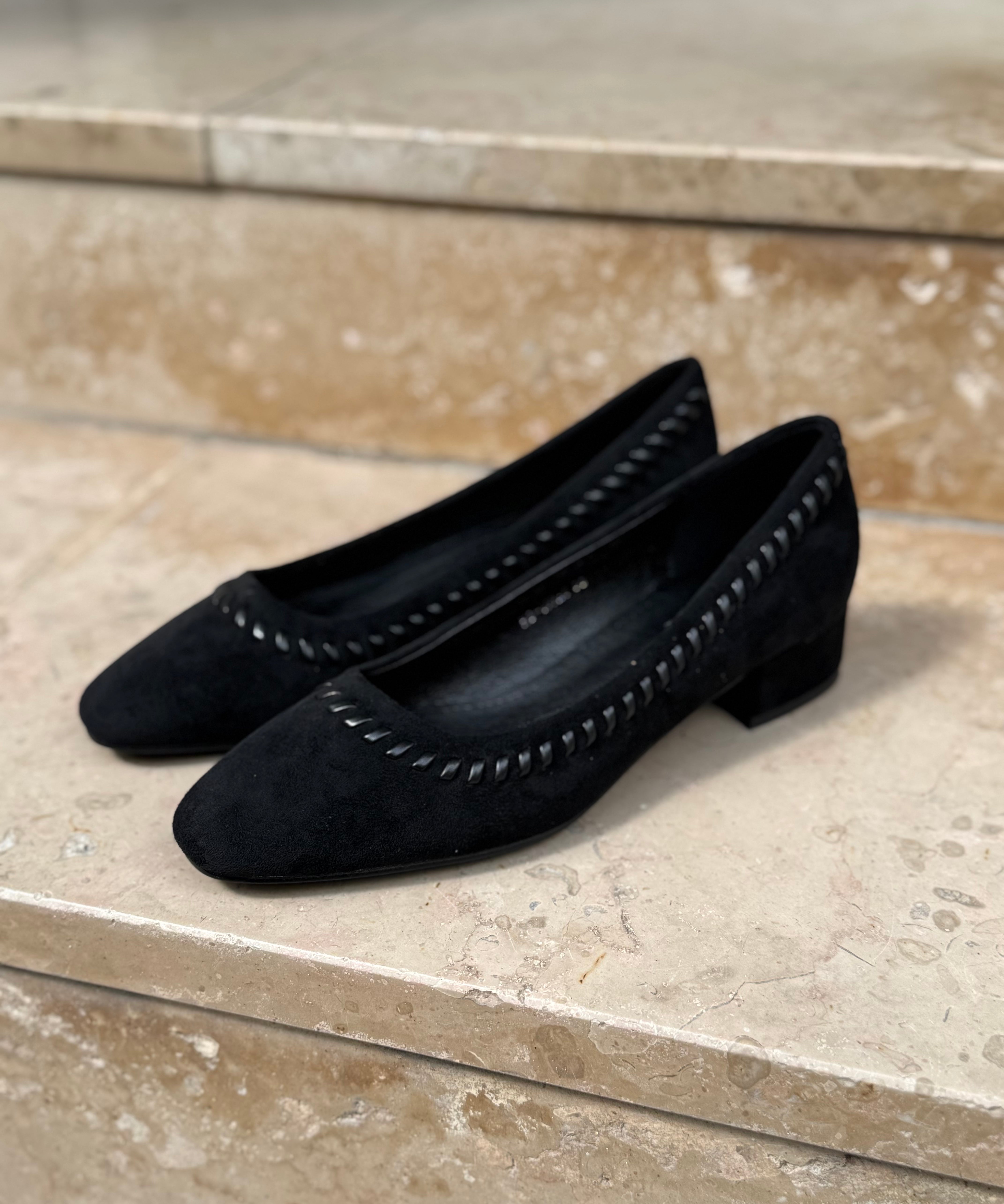 Escarpins noirs en daim vue incliné