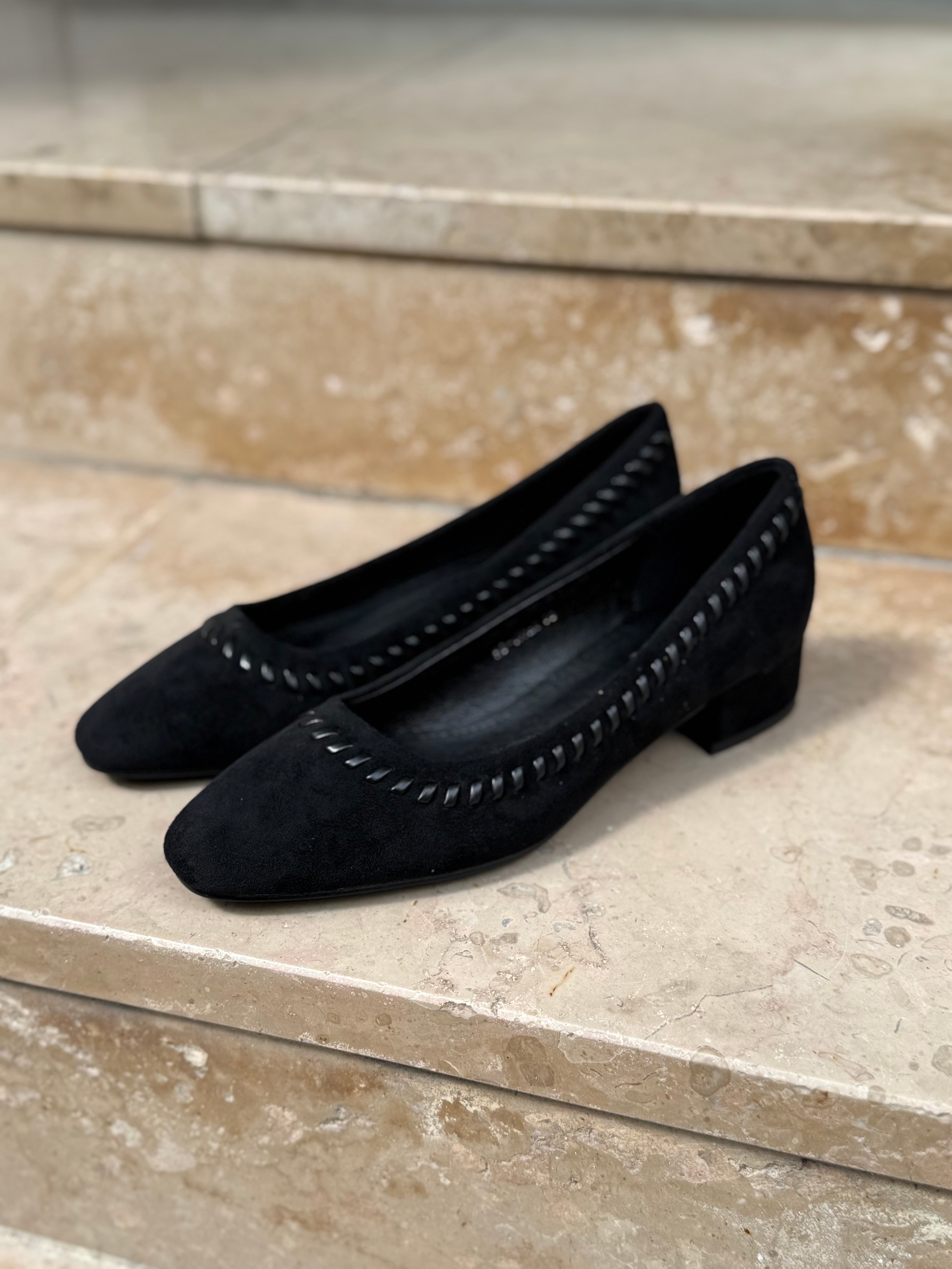 Escarpins noirs en daim vue incliné