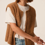 Vue rapprochée du gilet sans manches Achille marron chamois DES PETITS HAUTS montrant la texture bouclette