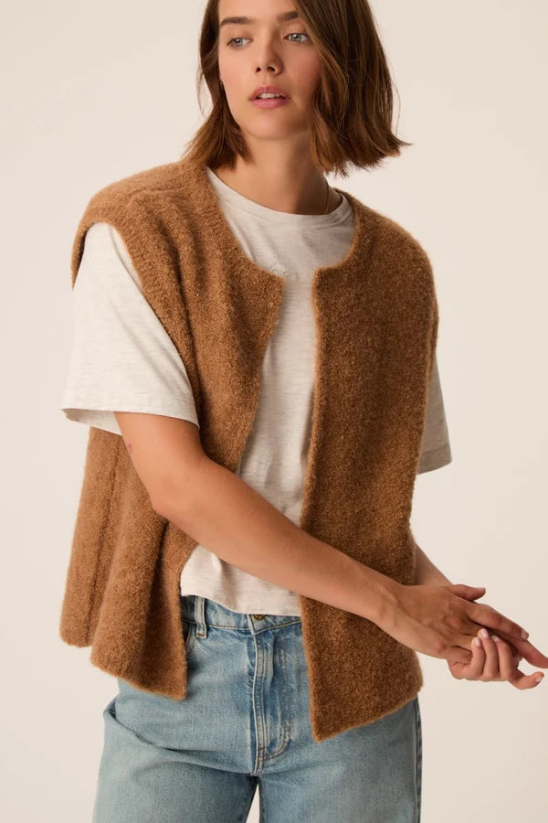 Vue rapprochée du gilet sans manches Achille marron chamois DES PETITS HAUTS montrant la texture bouclette