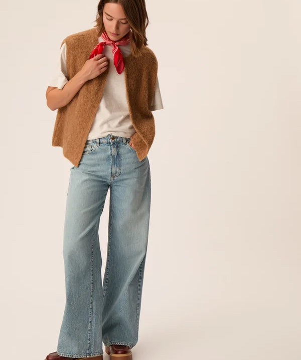 Vue d ensemble du gilet sans manches Achille chamois DES PETITS HAUTS porté avec un jean large et mocassins