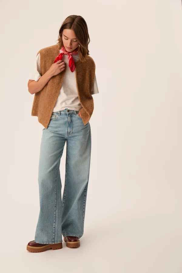 Vue d ensemble du gilet sans manches Achille chamois DES PETITS HAUTS porté avec un jean large et mocassins
