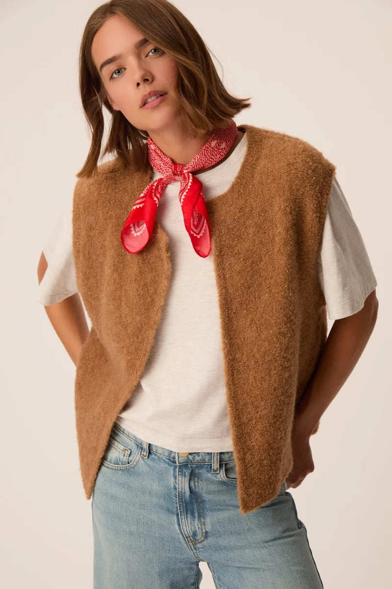 Modèle portant le gilet sans manches Achille marron chamois DES PETITS HAUTS avec t-shirt blanc, bandana rouge et jean