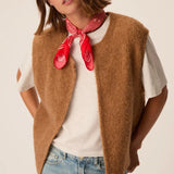 Modèle portant le gilet sans manches Achille marron chamois DES PETITS HAUTS avec t-shirt blanc, bandana rouge et jean