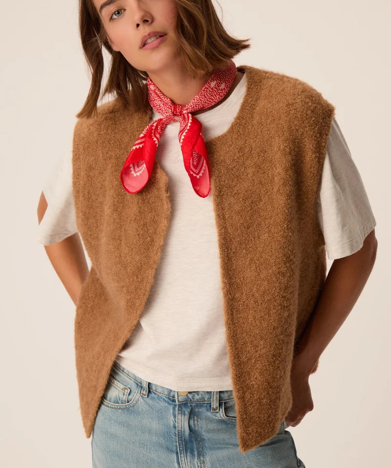 Modèle portant le gilet sans manches Achille marron chamois DES PETITS HAUTS avec t-shirt blanc, bandana rouge et jean