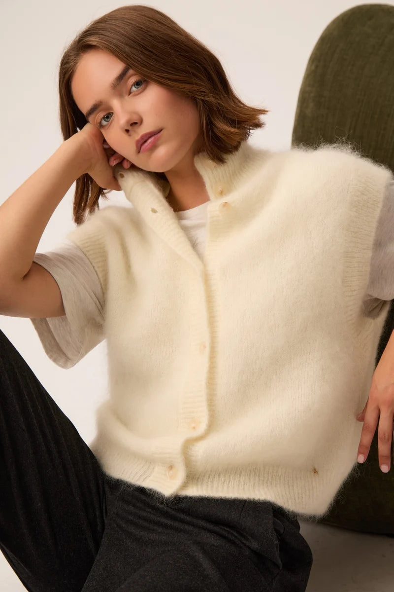 Plan rapproche du gilet sans manches creme Alibou DES PETITS HAUTS porte ouvert au col