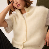 Plan rapproche du gilet sans manches creme Alibou DES PETITS HAUTS porte ouvert au col