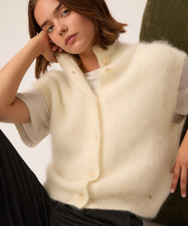 Plan rapproche du gilet sans manches creme Alibou DES PETITS HAUTS porte ouvert au col