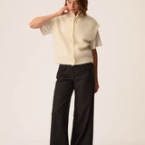 Silhouette complete avec gilet sans manches creme Alibou DES PETITS HAUTS, t-shirt clair et pantalon large noir