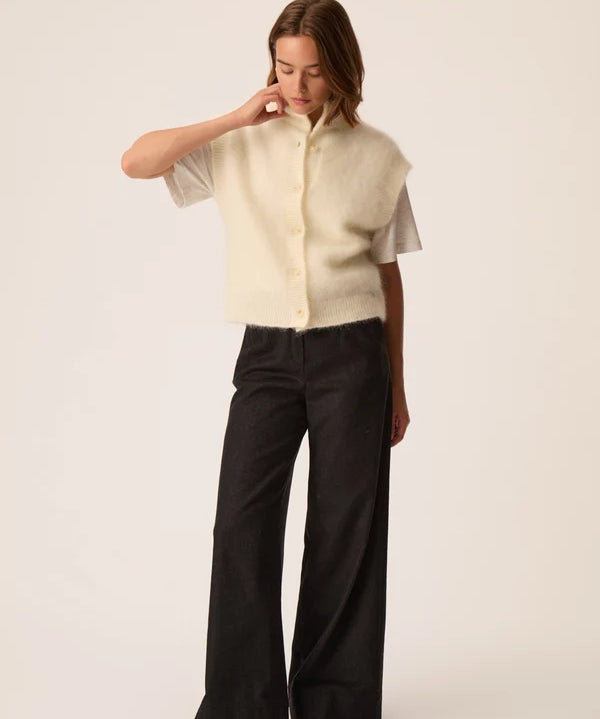 Silhouette complete avec gilet sans manches creme Alibou DES PETITS HAUTS, t-shirt clair et pantalon large noir