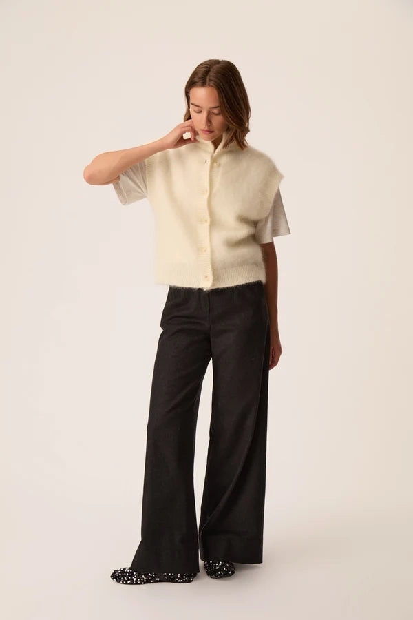 Silhouette complete avec gilet sans manches creme Alibou DES PETITS HAUTS, t-shirt clair et pantalon large noir