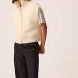 Vue de trois-quarts du gilet sans manches creme Alibou DES PETITS HAUTS sur t-shirt gris