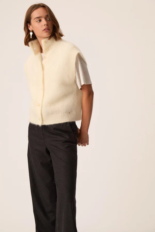 Vue de trois-quarts du gilet sans manches creme Alibou DES PETITS HAUTS sur t-shirt gris