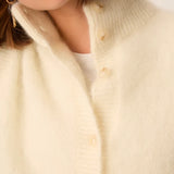 Zoom sur les boutons aspect nacre et le col montant du gilet Alibou DES PETITS HAUTS