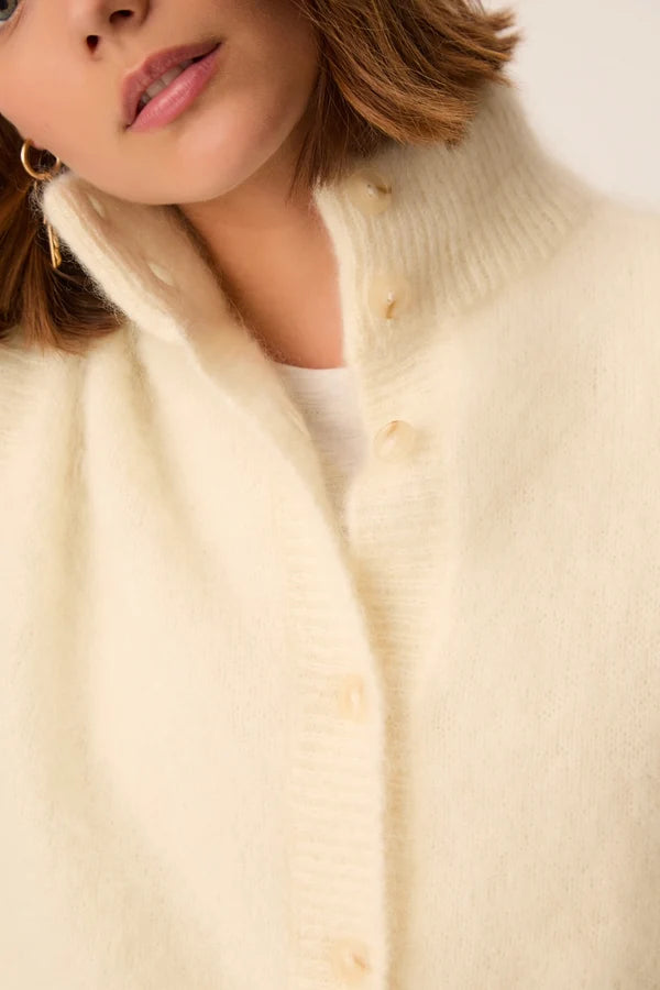 Zoom sur les boutons aspect nacre et le col montant du gilet Alibou DES PETITS HAUTS