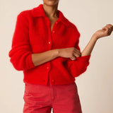 Modèle portant le gilet col polo en kid mohair rouge Alpolo DES PETITS HAUTS ajustant sa manche