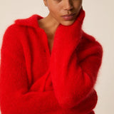 Gros plan sur le col polo et la patte de boutonnage du gilet rouge Alpolo DES PETITS HAUTS