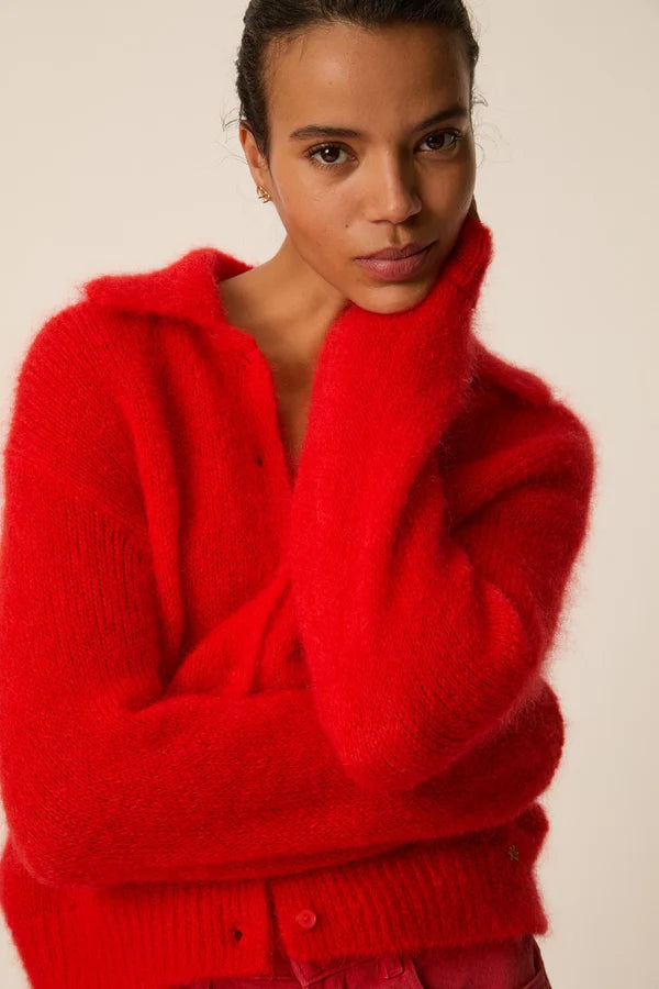 Gros plan sur le col polo et la patte de boutonnage du gilet rouge Alpolo DES PETITS HAUTS