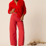 Vue en pied du gilet col polo rouge Alpolo DES PETITS HAUTS porté avec un pantalon rouge et des ballerines