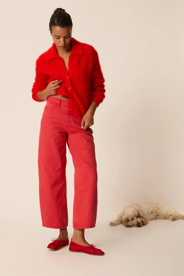 Vue en pied du gilet col polo rouge Alpolo DES PETITS HAUTS porté avec un pantalon rouge et des ballerines