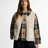 Mannequin portant le gilet sans manches beige Bainford Teddy BARBOUR sur une chemise à carreaux